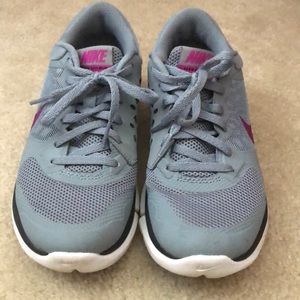 Women’s Nike Sneakers 👟